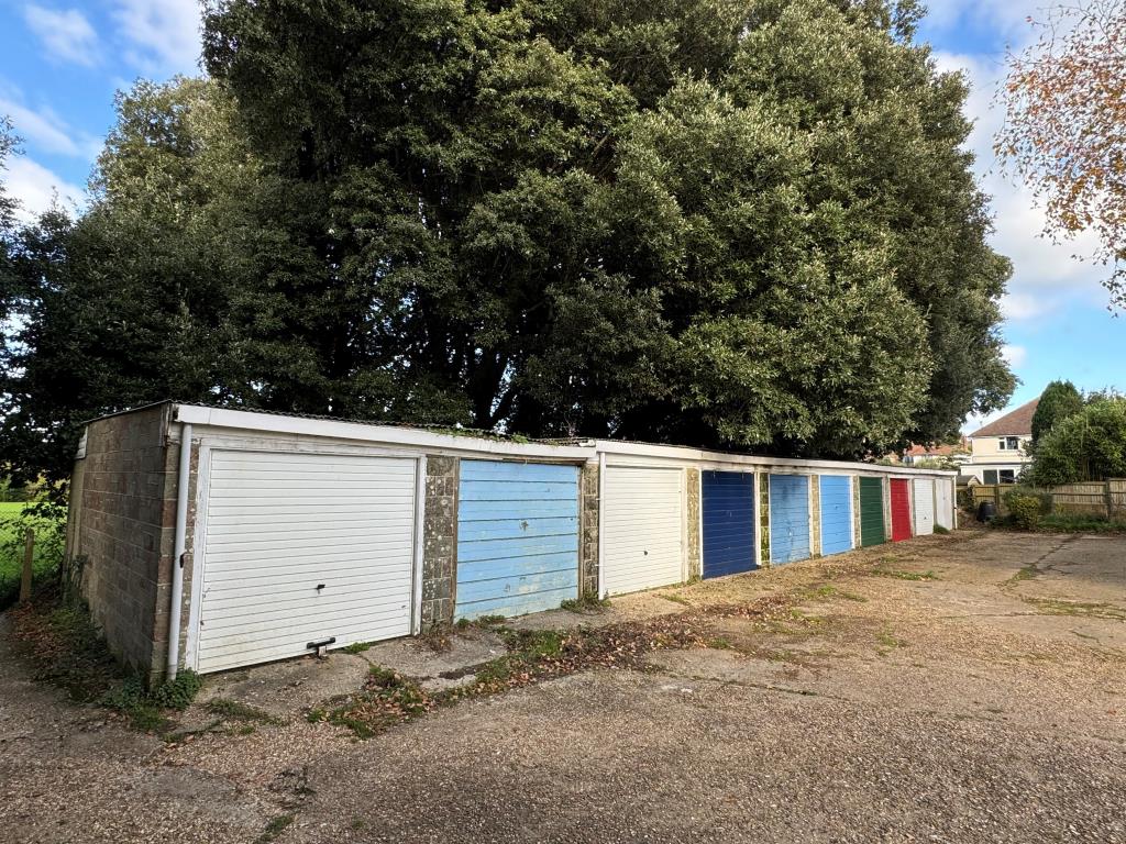 Lot: 62 - GROUND FLOOR FLAT WITH GARAGE FOR INVESTMENT OR OCCUPATION - Garage block
